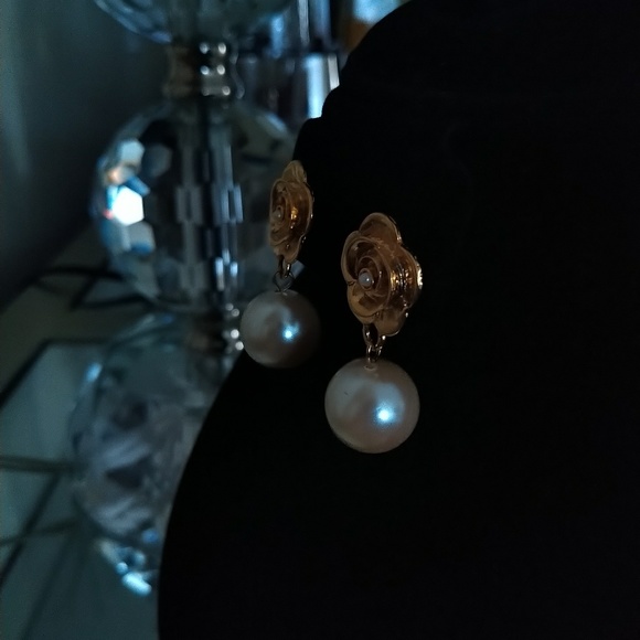 GORGEOUS PEARL EARRINGS - Picture 3 of 3